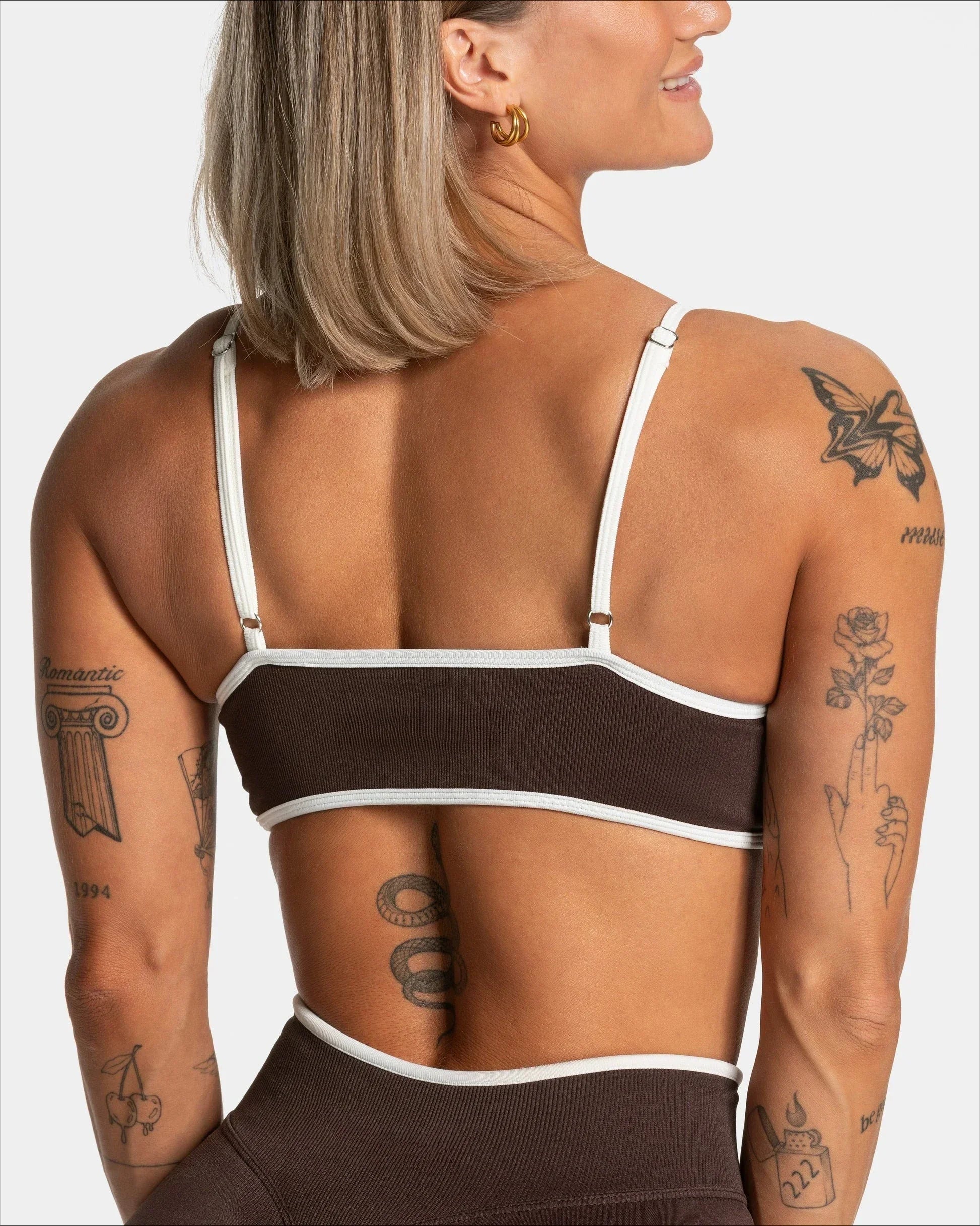 Top Fitness Alça Fina Knit com Bojo — Costas Abertas e Toque Suave