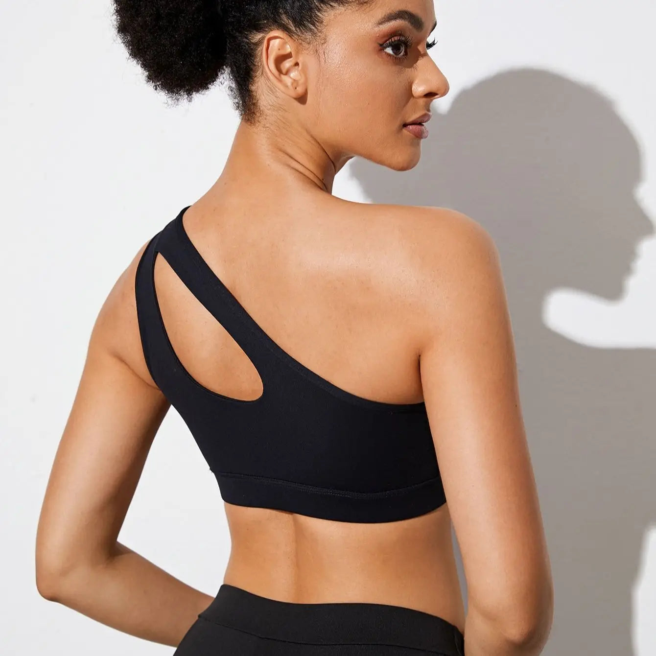 Top Esportivo Push Up Ombro Único — Suporte e Estilo